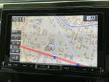 地図を大きく表示し、現在地や周辺の道路を画面上で確認できます。縮尺や表示範囲を把握しやすく、目的地へ向かう際のルート確認をサポートする便利な機能です。