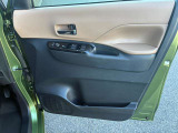 運転席ドアの内側です。こちらもモカ色の手触りのいいソフトパッドをあしらってます♪