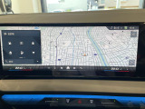 BMWのナビゲーションは操作性も良く、詳細な地図情報と交通状況を見やすく表示し、快適なドライビングをサポートしながら目的地までナビゲートします。