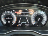 重厚感と安定感があり、同時にダイナミックさも備えるAudiの走り。機能やデザインが革新的なメーター。