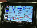地図上に現在地や周辺の道路、施設名が表示され、目的地までの道順を確認しやすい画面です。周囲の位置関係を把握しながら、慣れない場所へのお出かけにも活用いただけます。