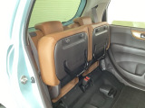 リアシート座面を持ち上げると、背の高い荷物を積むのに便利なトールモードに変身します!多彩なシートアレンジで使い勝手良好!