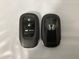 スマートキーを装備しています。鍵を差し込むことなくドアロックの開け閉めと、スタートボタン操作でのエンジンスタートができます。ボタン操作でトランクが開けられる電動テールゲートのボタンもついています。