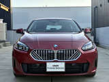 【BMWの伝統】BMWの特徴的な&ldquo;キドニーグリル&rdquo;は、80年以上続く伝統の形でございます。変わらないこだわりのデザインが、プレミアムブランド&ldquo;BMW&rdquo;を創り出します。