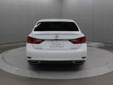 リヤコンビネーションランプは、L字型のテールランプ形状を強調したLEDを採用し、LEXUSであることを鮮やかに主張するとともに先進性を演出しています。