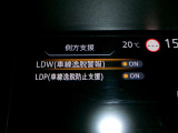 車線逸脱警報は、走行車線から逸脱しそうな場合にメーター内の警告灯とブザーで危険回避を知らせてくれる安全機能です♪