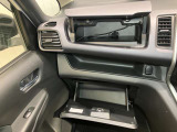 上下に収納があるので、常備しておきたい小物など分けて収納でき、車内をきれいに保てます!
