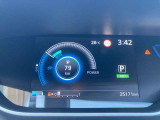 メーター内センターディスプレイには車の様々な設定や情報が表示されます。