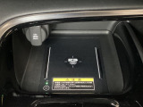 センターコンソールにはワイヤレス充電器を装備してます。Qi(チー)規格対応のスマートフォンなどを置くだけでワイヤレスで充電可能です。またスマートフォンの充電可能なUSB端子なども別途装備しています。