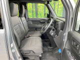 運転席まわりには十分なスペースがあり、大柄な方でもゆったり運転していただける環境です。