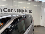ドアバイザーを装備!雨の日でも窓を少し開けて車内の換気がしやすく、空気を入れ替えたい時に便利です。雨の吹き込みを抑えてくれるため、天候を問わず日常使いで活躍する実用的な装備です。