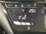 【オートエアコン】一度お好みの温度に設定すれば、車内の温度を検知し風量や温度を自動で調整。暑い&hellip;寒い&hellip;と何度もスイッチ操作をする必要はありません。快適な車内空間には必須の機能ですね♪