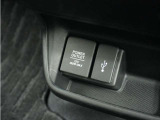 ◆USB接続端子◆スマホやiPodなどを接続して、いつもの音楽を車内でもお楽しみいただけます♪
