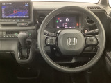 【ハンドル】運転にかかわる様々な操作を安全に行えるように視点移動が少なく操作性に配慮されたスイッチ類が凝縮されたコックピットです。