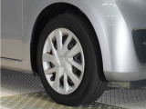 ◆純正ホイール装着車◆シンプルなデザインのホイールキャップ付きです。