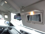 【照明付き運転席バニティミラー】ちょっとしたお化粧直しや身だしなみチェックの時に便利♪ 女性には特に嬉しい装備♪