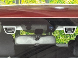 【アイサイトVer2】前方の車両等を検知し、衝突しそうな時は警報で注意を促し、ブレーキを踏む力をサポート。ブレーキを踏めなかった場合は衝突被害軽減ブレーキが作動、衝突回避をサポートします。