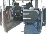 リヤシートは分割して跳ね上げられるので、乗員や荷物に合わせてアレンジできます!