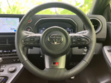 手元にはオーディオや表示切替などに使うスイッチがまとまり、運転姿勢を保ちながら操作しやすい構成です。必要な情報の確認や各種設定を手元で行える便利な装備です。