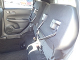 ◆チップアップ&ダイブダウン機構付【ULTR SEAT】は後席座面を左右分割で跳ね上げることができます。トランクで積載できない背の高い荷物をラクラク収納できます。ホンダ車ならではの人気装備です。