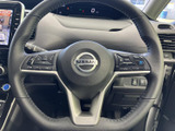 手元に複数のスイッチが配置され、運転姿勢を保ちながら各種機能へアクセスしやすい仕様です。メーターも見渡しやすく、日々の運転をサポートします。