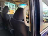 【アシストグリップ(2列目)】乗り降りの際にしっかり握れる位置にあり、スムーズな乗降をサポートします。