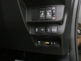 【両側電動スライド】スライドドアは両側電動スライドドアになっております。運転席からの開閉も出来、リモコンキーでも離れたところから開閉出来ますので大変便利な装備です。