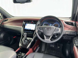 上質で落ち着いた印象のインパネ。視界も広々で運転しやすいです。