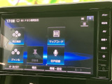 タッチ操作で地図や周辺施設、音声認識などのメニューを選べる画面です。目的地の検索や各種設定をまとめて確認でき、日々のお出かけをサポートします。
