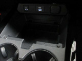 USBポートを搭載しています!USBケーブルをつないで車にスマートフォンやタブレットなどの電子機器を接続できます☆