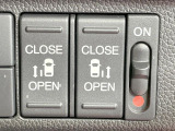 【両側パワースライドドア】スマートキーや運転席のスイッチで後席両側スライドドアの開閉が可能♪電動だから力を入れてドアを開ける必要が無く、小さなお子様でも簡単に開け閉めでき快適です♪