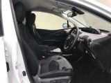 高いホールド性で運転姿勢が安定します。長距離ドライブでも疲れにくいのが魅力です。快適なドライビングライフをお送りください♪