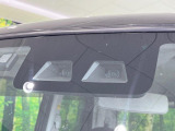 【スマートアシスト】走行中に前方の車両等を認識し、衝突しそうな時は警報とブレーキで衝突回避と被害軽減をアシスト。より安全にドライブをお楽しみいただけます。