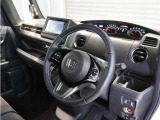 ◆視界広々で非常に運転しやすくロングドライブでも疲れを感じさせないすっきりとまとまったインパネ周りです。