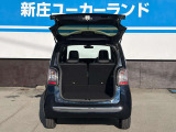 大きく開くリアゲートで荷物の出し入れも容易にできます。