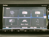 CD・DVDやFM・AMなど、複数の音源を画面から選べるメニューです。テレビやiPodなどの項目も並び、聴きたい音源に合わせて選択しやすくなっています。