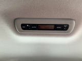 後席も車内の温度管理がワンタッチで簡単に出来るのがオートエアコンです。これでいつでも快適ドライブが出来ます!
