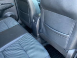 運転席・助手席シートバックには小物を収納できるポケットが付いています。