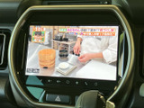 画面にはテレビ番組が表示され、停車中に映像やテレビを視聴できます。メニューから映像を楽しめる装備が備わり、休憩時間など車内で過ごすひとときにも活用いただけます。