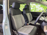 明るい色合いを取り入れたシートが、運転席まわりに落ち着いた雰囲気を演出します。前方やサイドの窓から外を確認しやすく、乗り降りの際も座席まわりを見渡せます。