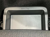 【助手席シートアンダーボックス】運転用の替え靴や、車内に常備したいこども用品、着替えた服などを収納できます★