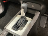 CVT車のセレクトレバーです。低速から高速まで、変速ショックのないスムーズな走りを実現するとともに、エンジン効率のよい領域を維持することで燃費にも貢献します。