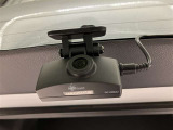 何かと便利なグローブボックス。メンテナンスノートや車検証、ちょっとしたメモと筆記用具等を入れておくとあればもしもの時にも便利ですね。