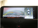 【パノラマモニター】に搭載した4つのカメラにより、車を真上から見ているような映像を表示。運転席から確認しにくい車両周囲の状況を把握できます。