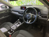 運転席まわりは前方の視界が広く、メーターや中央の画面も着座位置から確認しやすい配置です。シートや足元は落ち着いた色合いで、日々の移動も過ごしやすい空間です。