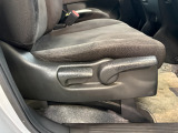 シートハイトアジャスターを装備!運転席の座面の高さを体格やお好みに合わせて調整できます。より自然な運転姿勢を取りやすく、前方の見やすさを調整できるのも嬉しいポイントです。