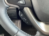 ステアリングにハンズフリー通話スイッチを装備。運転中でも手を離さずに通話操作ができるため、家族との連絡や急な電話にも安心して対応できます。