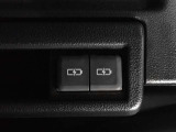 後席用のUSB充電端子。後部座席に座ってもスマホやタブレットの充電が可能、長距離ドライブも安心です!