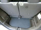 ボードを使わない時は、大きな物や背の高い物も収まる広い空間に。荷室床面をできるだけ低くしたことで、重い荷物も少し持ち上げるだけでラクに積み込めるようになりました。
