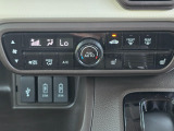 車内環境を自動でコントロールするフルオートエアコン。長距離ドライブも快適です。
